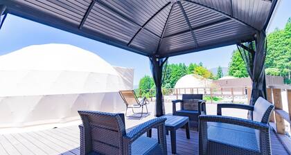 Dome tent with private openair bath / Yufu Ōita