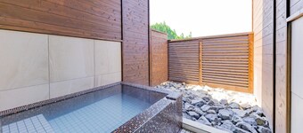 Dome tent with private openair bath / Yufu Ōita