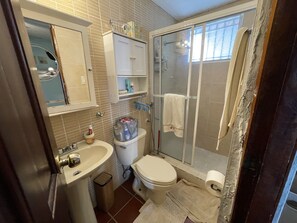 Douche, serviettes fournies, savon, papier toilette