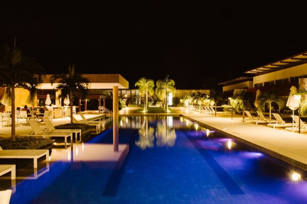 Outdoor pool, a heated pool