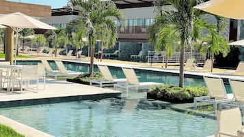 Utomhuspool och uppvärmd pool