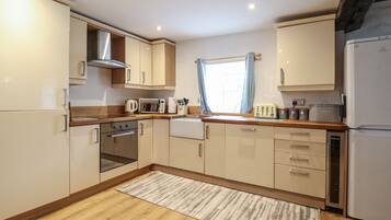 Dishwasher, cookware/dishes/utensils