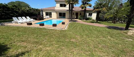 Piscina a l'aire lliure i piscina climatitzada