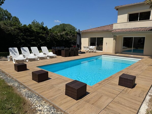 Utendørsbasseng og et oppvarmet basseng