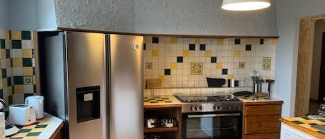 KĂŒhlschrank, Mikrowelle, Ofen, Herdplatte
