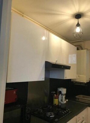 Fridge, microwave, oven, stovetop - Budget Inn Fontainebleau Centre- One bedroom flat
(Fontainebleau)