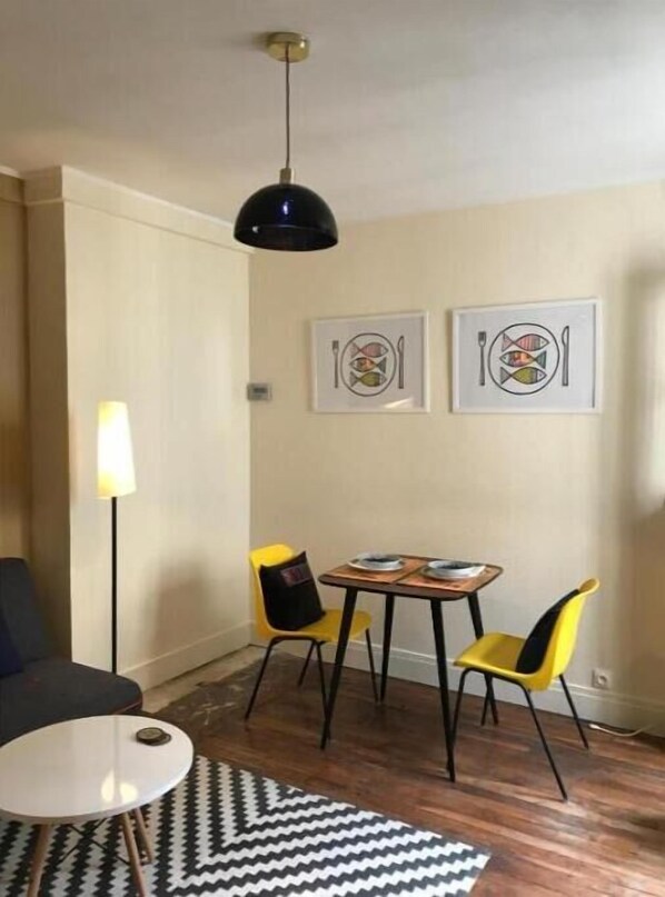 Dining - Budget Inn Fontainebleau Centre- One bedroom flat
(Fontainebleau)