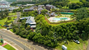 Ein Resort mit Schwimmbad, mehreren Gebäuden und einer Bergkulisse.