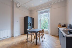 Kühlschrank, Ofen, Geschirrspüler, Wasserkocher mit Kaffee-/Teezubehör