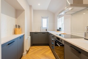 Fridge, oven, dishwasher, coffee/tea maker