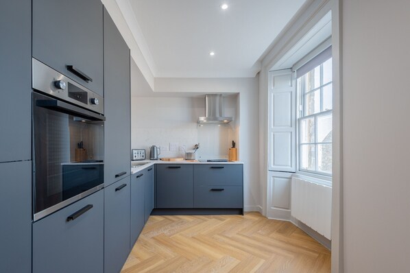 Kühlschrank, Ofen, Geschirrspüler, Wasserkocher mit Kaffee-/Teezubehör