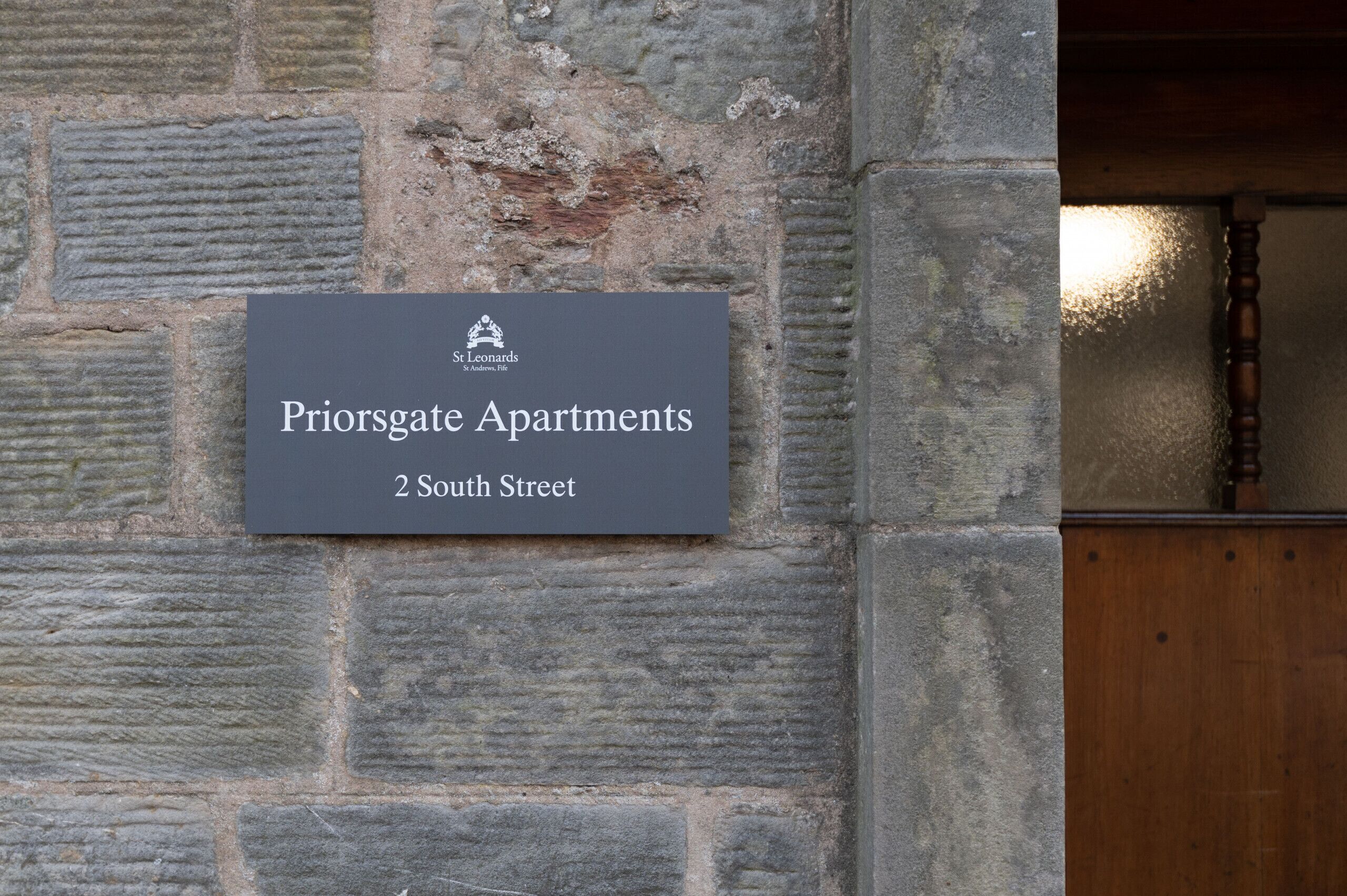 Schild für die Priorsgate Apartments, South Street 2.