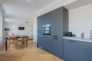 Refrigerador, horno, lavavajillas y cafetera y tetera 
