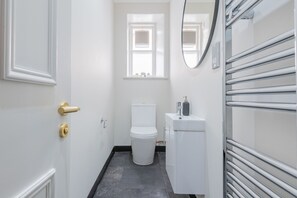 Douche, sèche-cheveux, serviettes fournies, savon