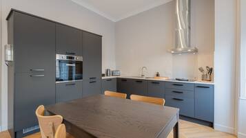 Coffee/tea maker, fridge, oven, dishwasher