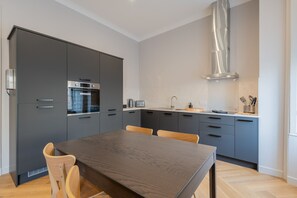 Réfrigérateur, four, lave-vaisselle, cafetière/bouilloire