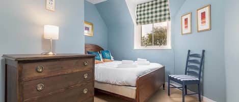 3 bedrooms, iron/ironing board, WiFi (free), bed sheets