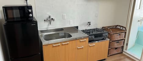 Fridge, microwave, stovetop, cookware/dishes/utensils