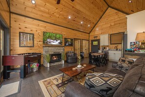 Smart-TV, Kamin, Videospiele, Tischfußball