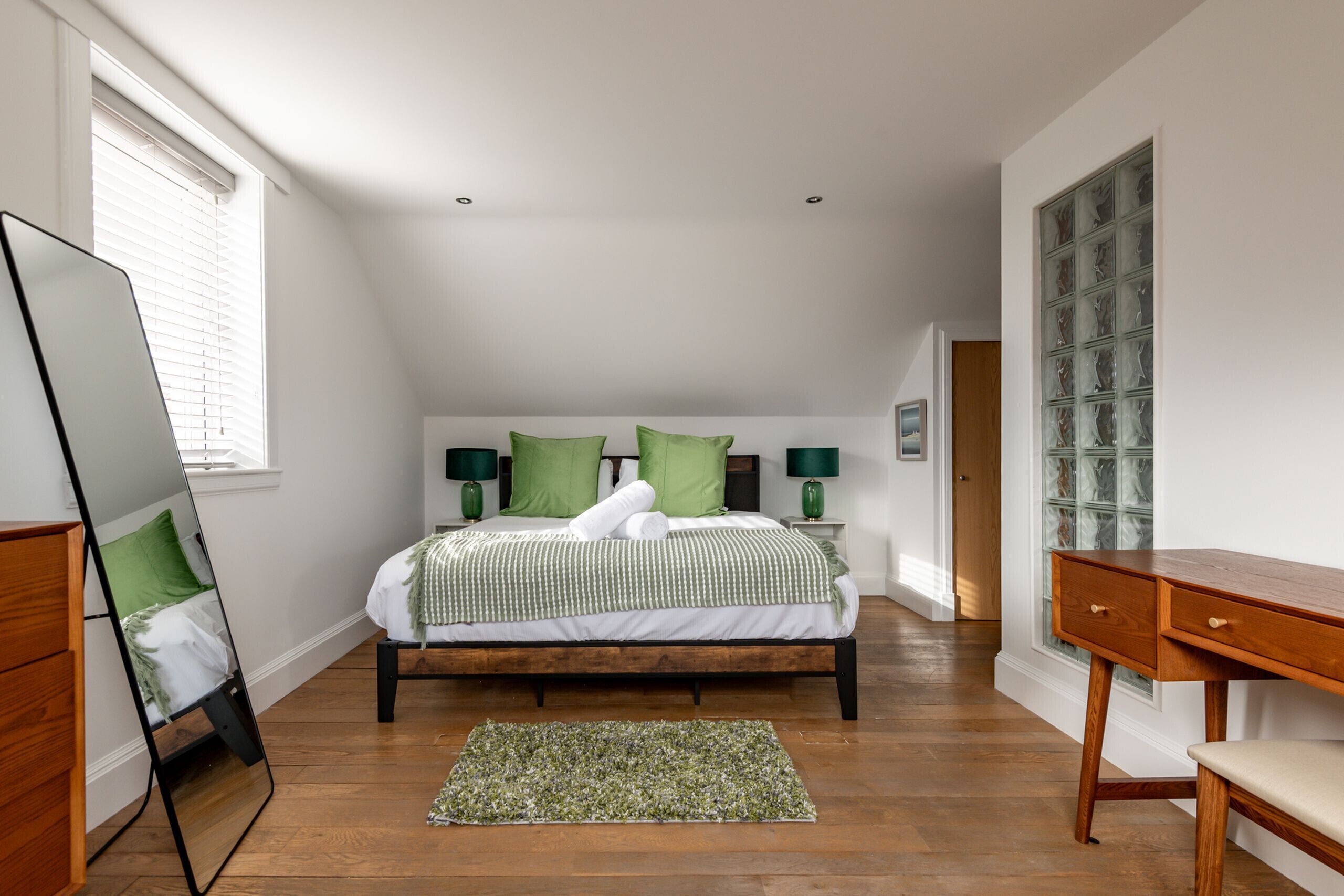 5 bedrooms, desk, iron/ironing board, free WiFi