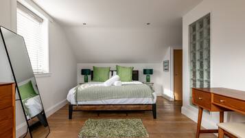 5 bedrooms, desk, iron/ironing board, free WiFi