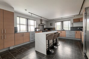 Kjøleskap, mikrobølgeovn, ovn og oppvaskmaskin