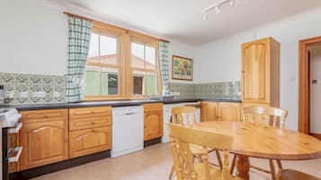 Een koelkast, een magnetron, een oven, een waterkoker