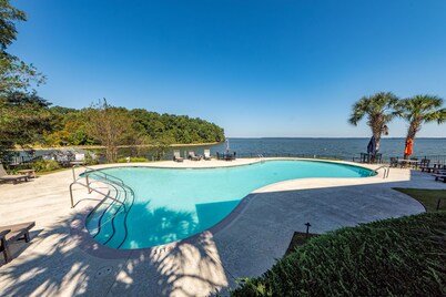 Lakeside vacationing close to golf courses, restaurants and boat rental company!