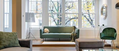 Smart-TV, Kamin, Bücher