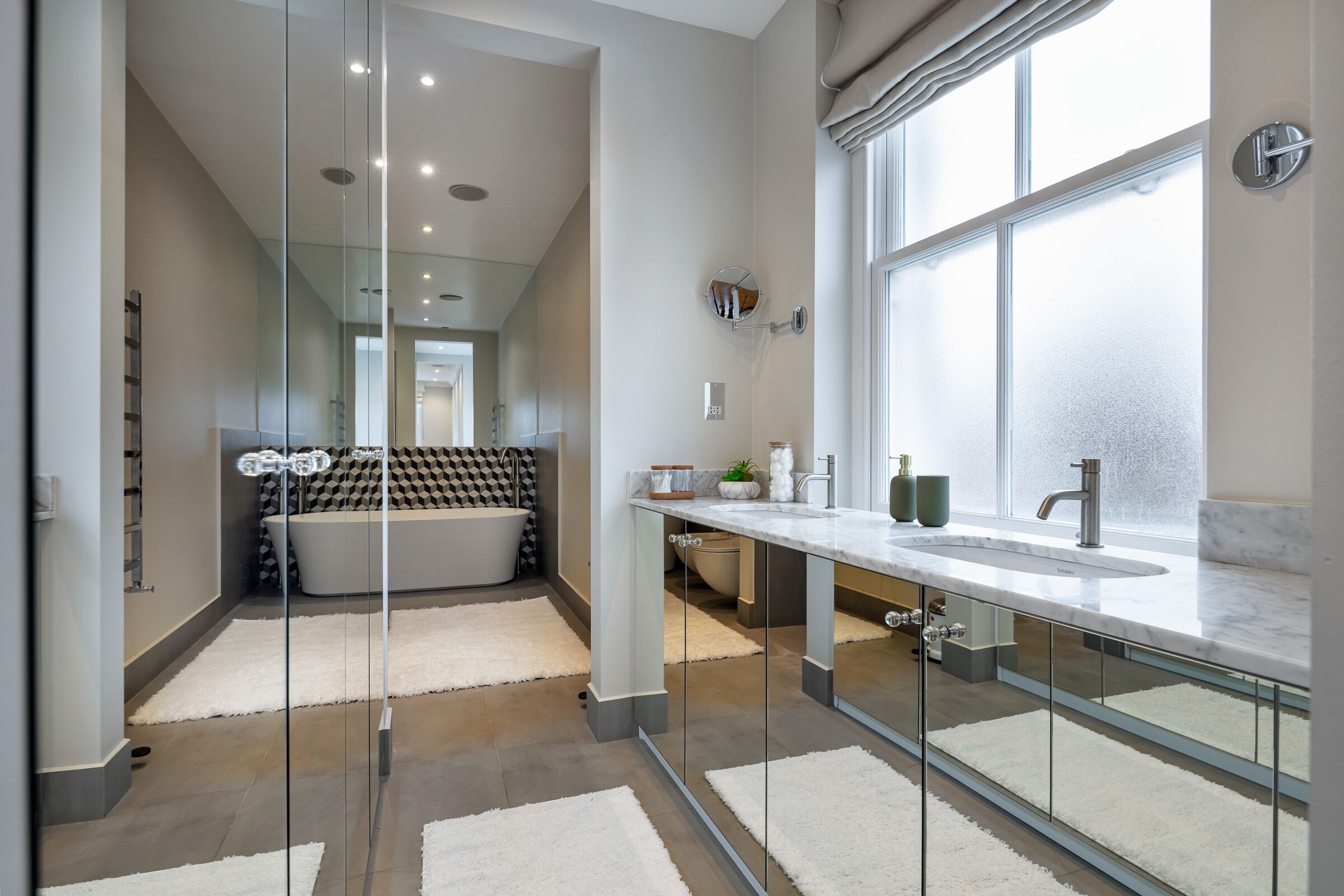 Douche, sèche-cheveux, bidet, serviettes fournies