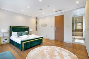 5 bedrooms, iron/ironing board, free WiFi, bed sheets - *| Perfectly Splendid Triplex House in Chelsea |*
 (London)