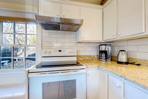 Fridge, microwave, oven, stovetop - Centrally located charmer with expansive patio, board games, & central AC (Gloucester)