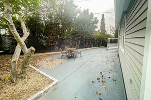 Terrace/patio - Centrally located charmer with expansive patio, board games, & central AC (Gloucester)