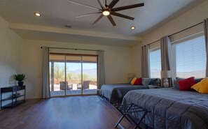 3 habitaciones, tabla de planchar con plancha y cuna de viaje 