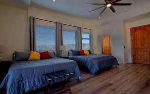 3 habitaciones, tabla de planchar con plancha y cuna de viaje 