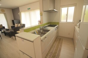 Kühlschrank, Mikrowelle, Herdplatte, Kochgeschirr/Geschirr/Besteck