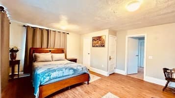 4 bedrooms, desk, iron/ironing board, internet