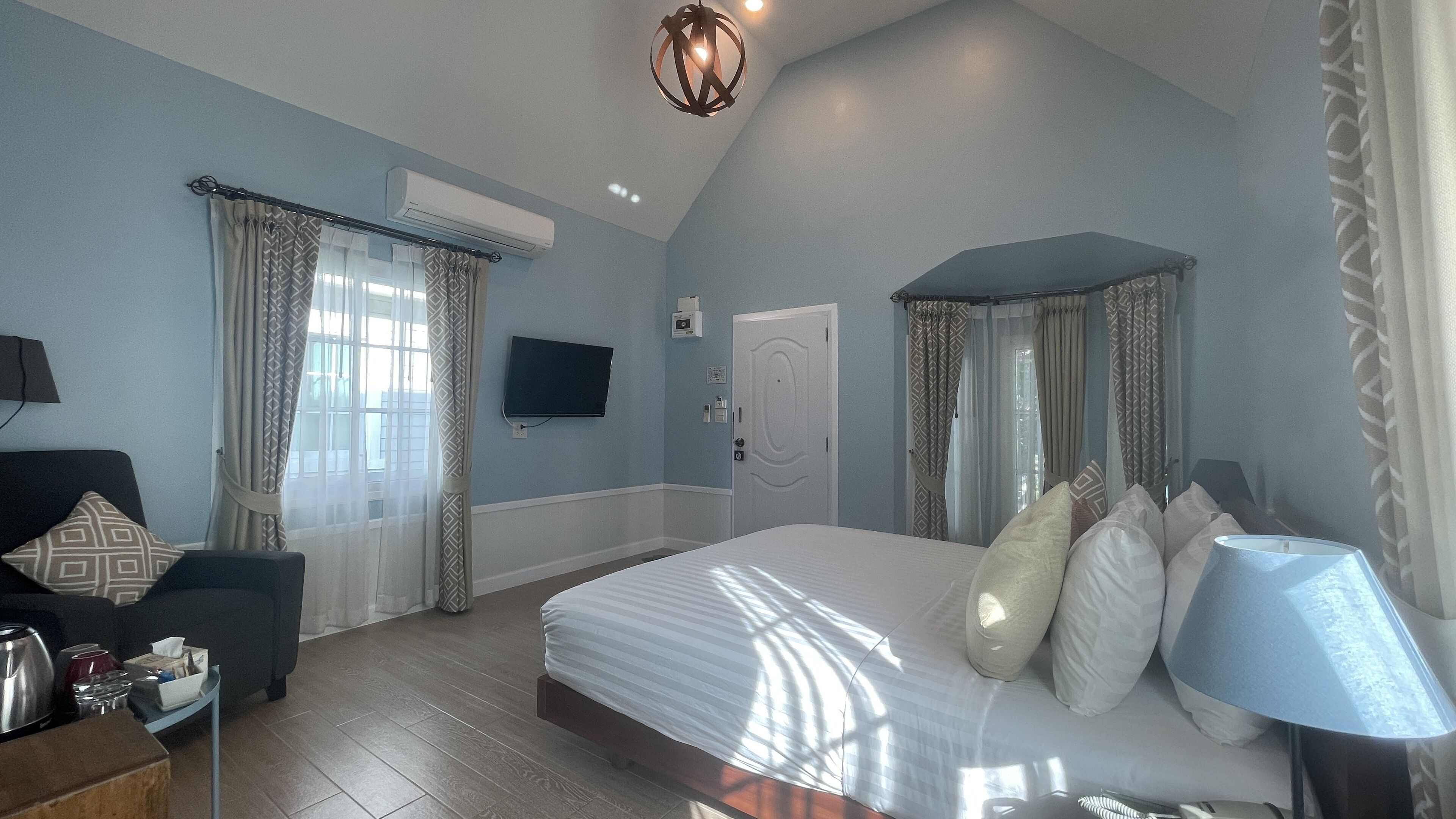 Deluxe Studio, 1 King Bed | In-room safe, soundproofing, free WiFi, individually decorated