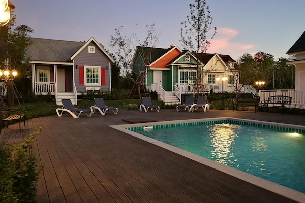 Una piscina al aire libre
