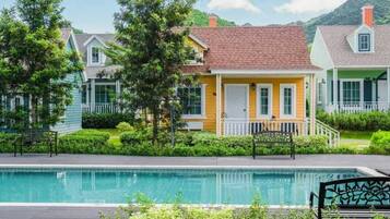 Deluxe Room, Pool View | In-room safe, individually decorated, individually furnished
