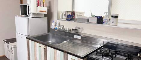 Kühlschrank, Mikrowelle, Herdplatte, Wasserkocher