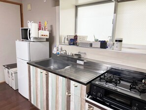 Kühlschrank, Mikrowelle, Herdplatte, Wasserkocher