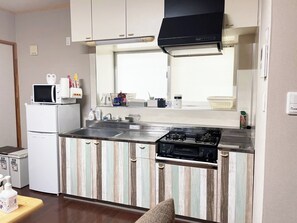 Réfrigérateur, micro-ondes, plaque de cuisson, bouilloire électrique