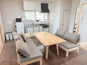 Réfrigérateur, micro-ondes, plaque de cuisson, bouilloire électrique