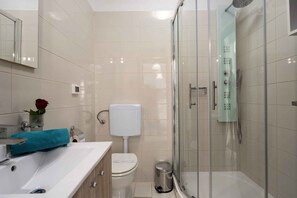 Shower - Holiday apartment with pool and 100m from the beach (Funtana)
