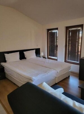 1 habitación, caja de seguridad en la habitación y escritorio 