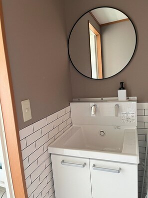 SĂšche-cheveux, serviettes fournies