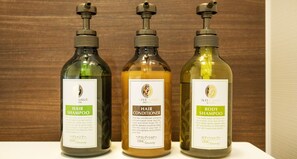 Een haardroger, handdoeken