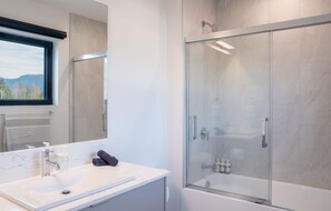 Apartment | Badezimmer | Haartrockner, Handtücher, Toilettenpapier