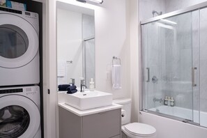 Huoneisto | Kylpyhuone | Hiustenkuivaaja, pyyhkeet, vessapaperi